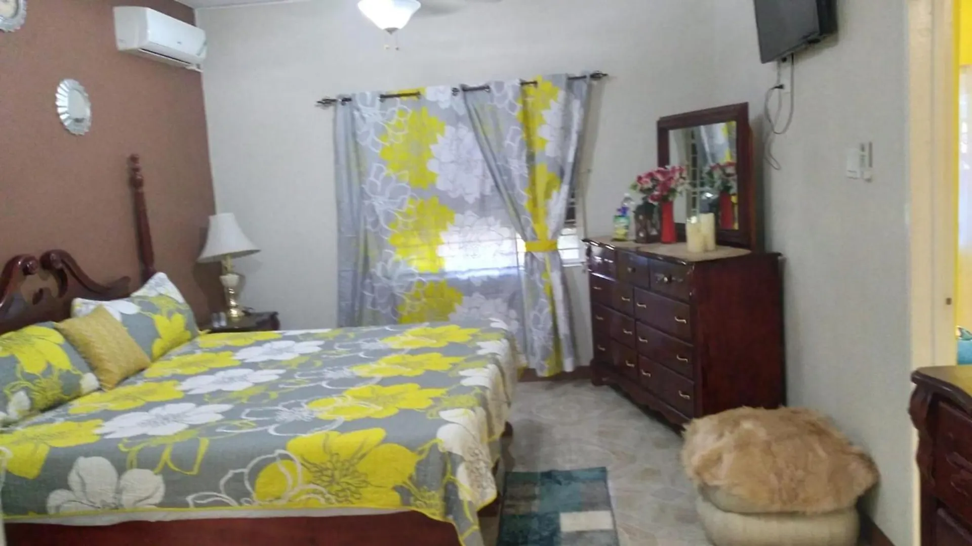 Kingston Oasis - Private House With Mountain Views contacts